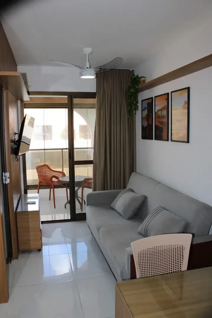 Apartamento de 1 quarto com varanda e 1 vaga privativa totalmente equipado e decorado.